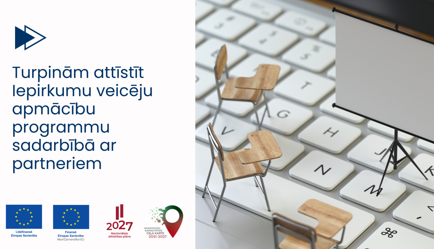 Kreisajā pusē teksts "Turpinām attīstīt iepirkumu veicēju apmācību programmu sadarbībā ar partneriem", zemāk ES fondu, Atveseļošanas fonda, NAP un ceļa kartes logo. Labajā pusē - lekciju krēsli, projektora tāfele apmācībām